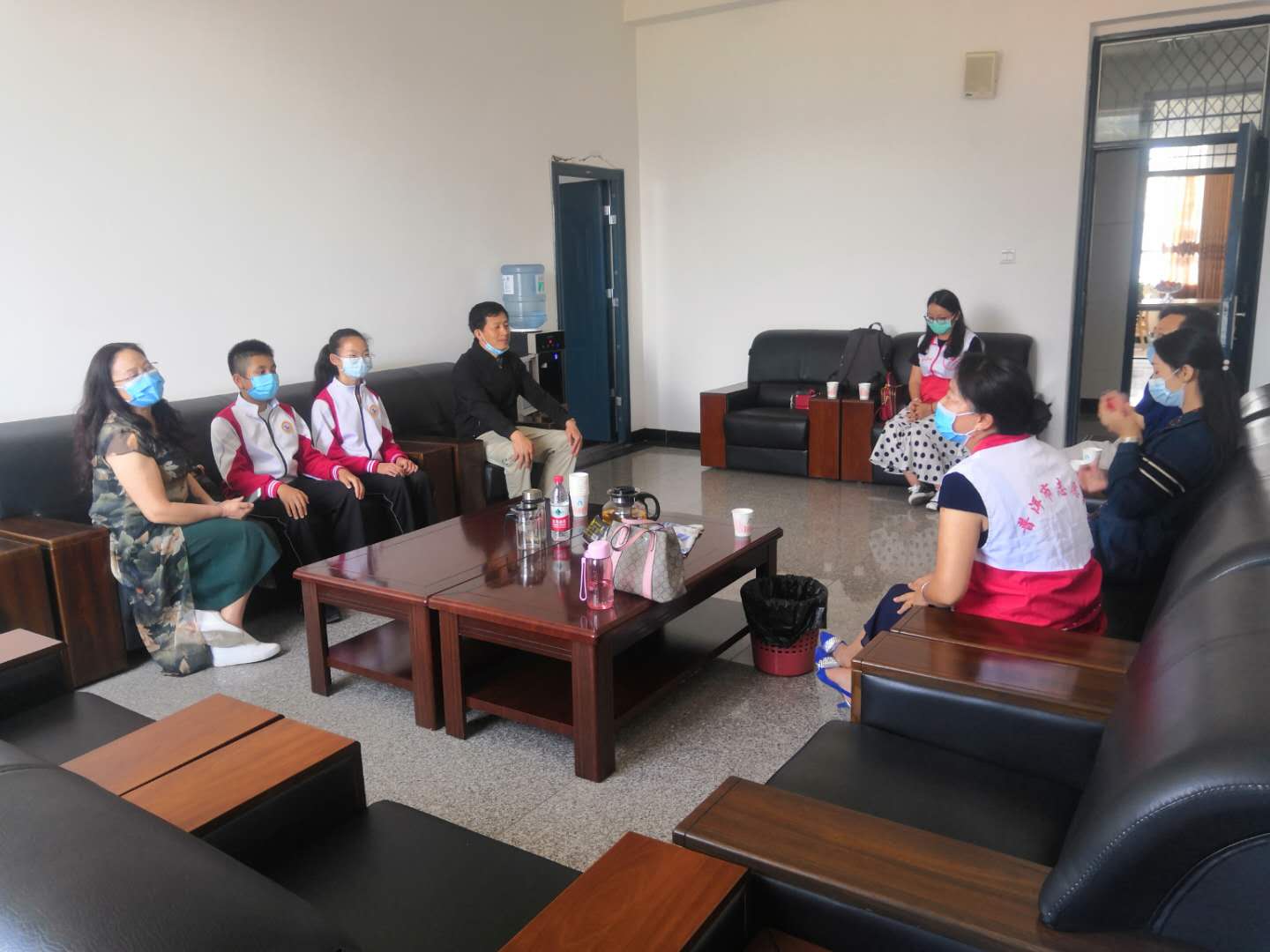 志愿者关爱贫困学子 助力教育脱贫