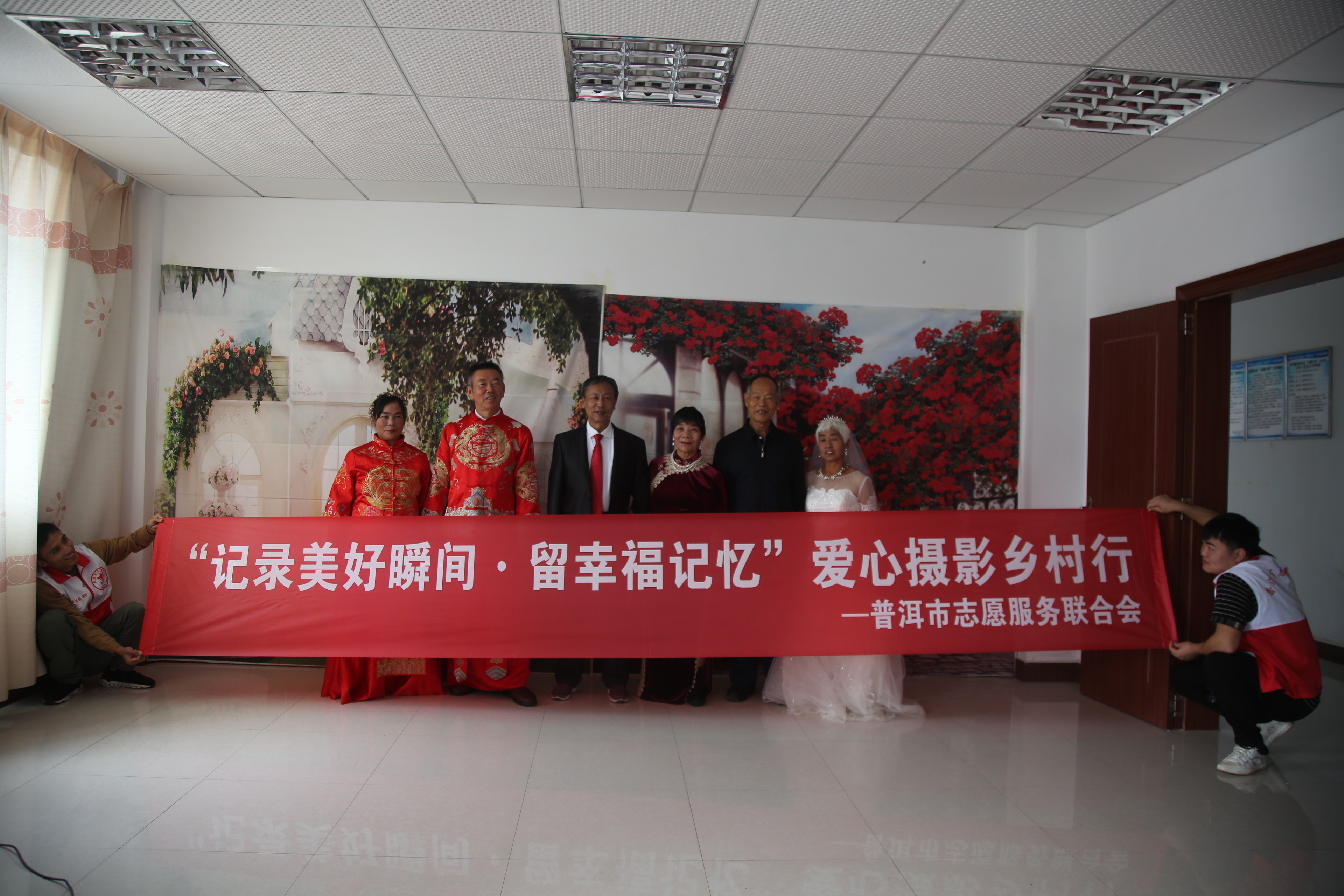 免费为中老年夫妇拍摄婚纱照，一起感受最浪漫的事