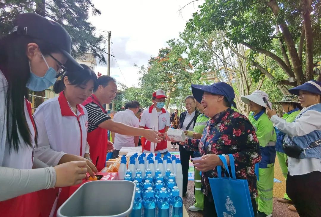 普洱市开展“环保心 健康情 垃圾分类我先行”主题宣传活动