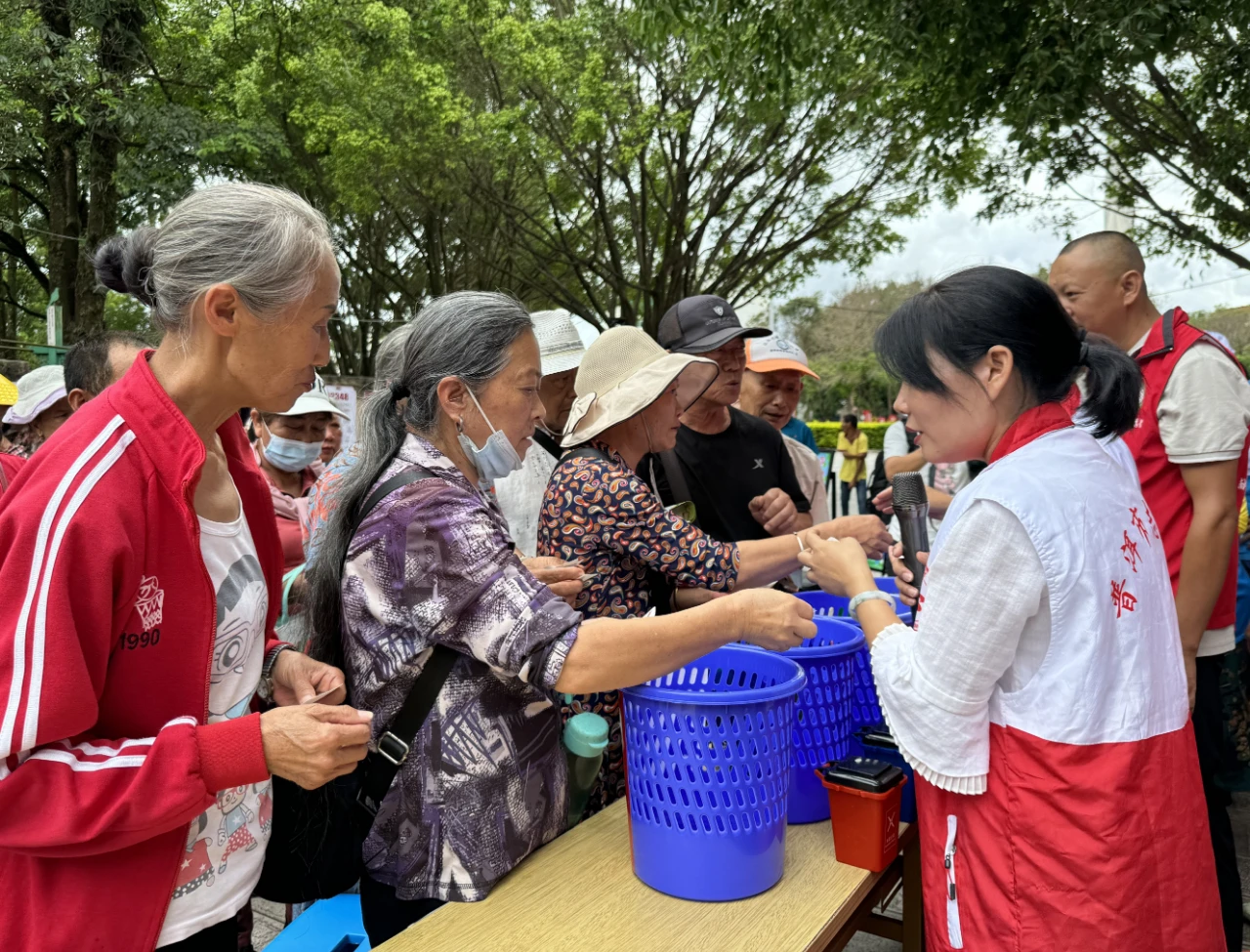 市、区多部门联合开展生活垃圾分类主题宣传活动