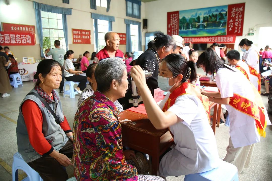 志愿进社区 ，贴心服务暖民心