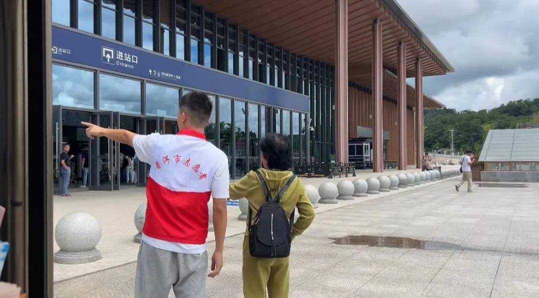 暑假期间，这群大学生志愿者来服务！