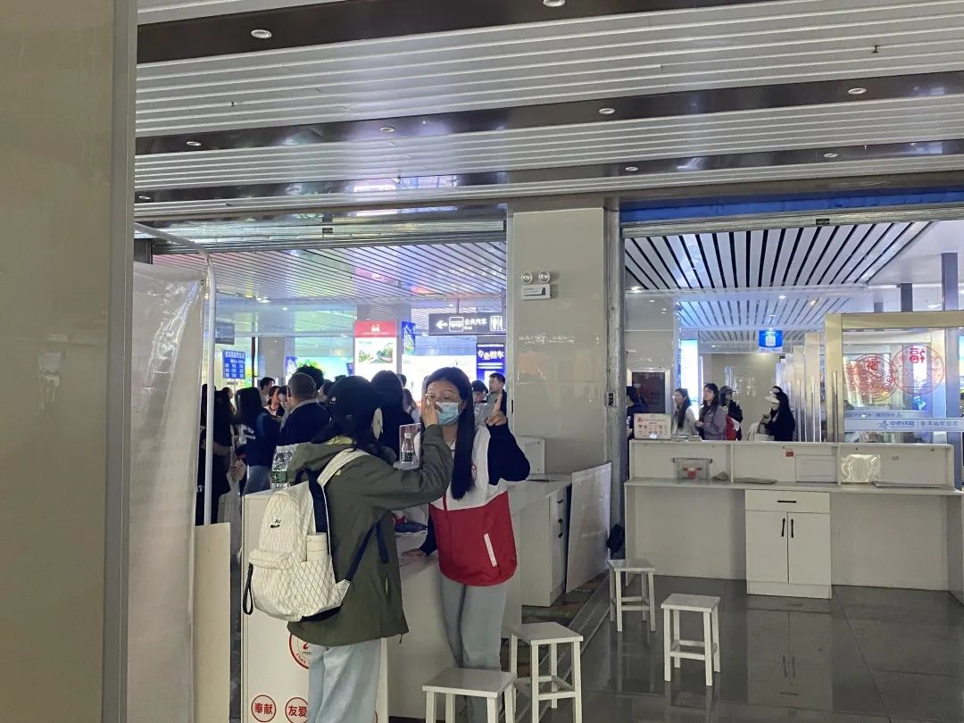高铁站公益助考活动圆满举行 助力考生安心赴考传递城市温度