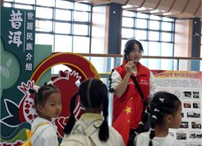 “红马甲”点亮云南国庆中秋假期：既有山水的诗意，更有服务的暖意