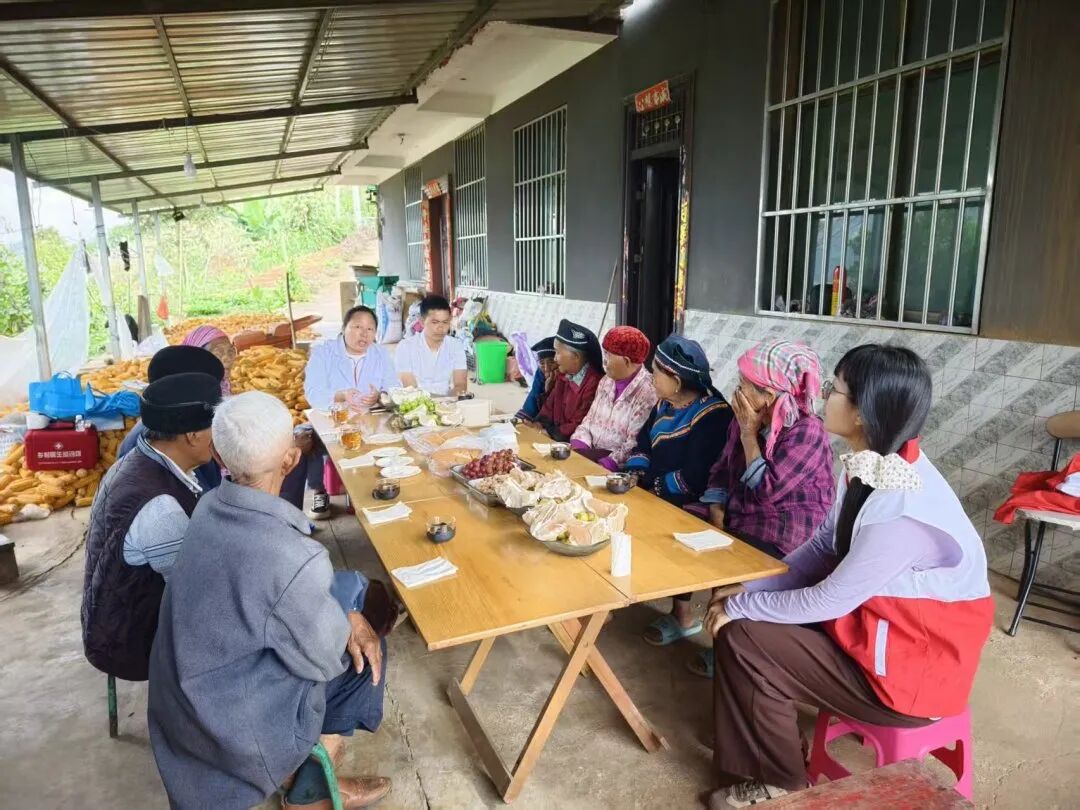 墨江县泗南江镇开展“情暖重阳节 关爱老年人”志愿服务活动
