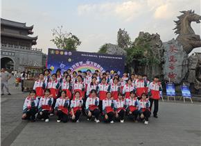 点亮蓝灯暖童心  志愿同行护成长