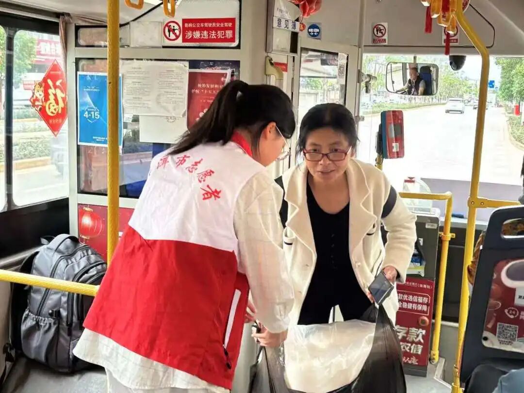 1280人次志愿红暖茶城90个点位护航“五一”出行