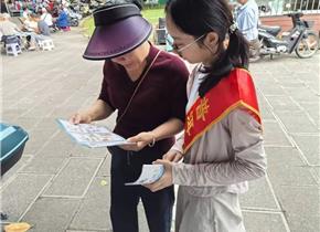 一抹志愿红温暖八方来客，志愿者守护茶城暑期文旅