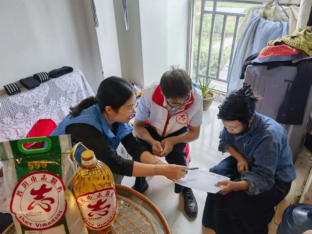 慈善送温暖——社工志愿联动入户慰问困难老人和评估服务需求 图片